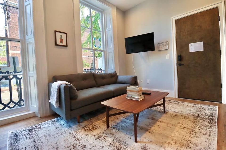 The Duke Suite at Prince Street Inn Apartment in Alexandria