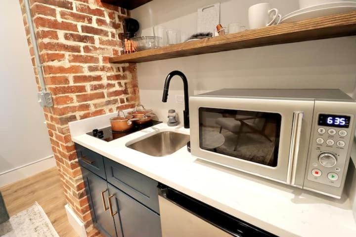 The Queen Suite at Prince Street Inn Apartment in Alexandria
