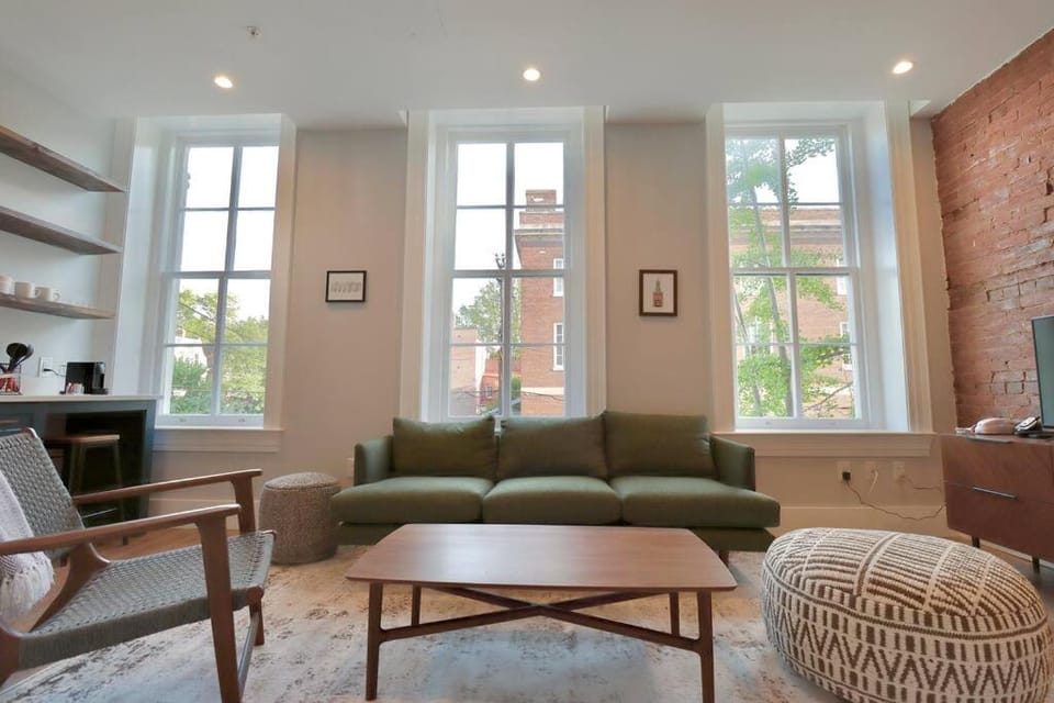 The Royal Suite at Prince Street Inn Apartment in Alexandria