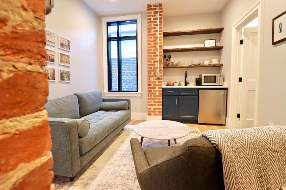 The Prince Suite at Prince Street Inn Apartment in Alexandria