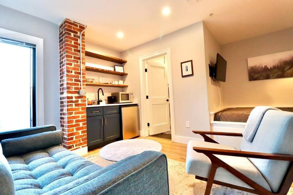 The Jefferson Suite at Prince Street Inn Apartment in Alexandria