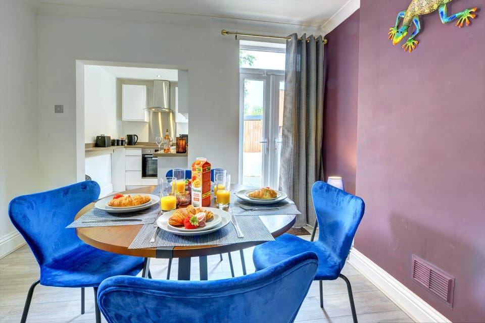 Food and drinks, Dining area, Breakfast, Continental breakfast