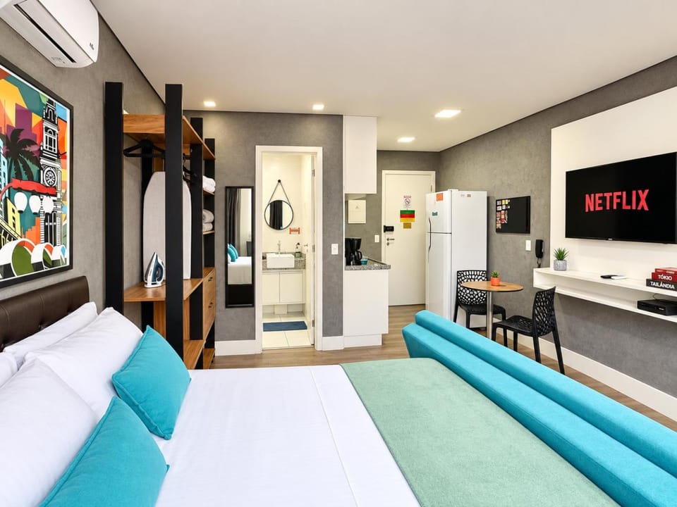 Communal lounge/ TV room, Bed, TV and multimedia, Kitchen or kitchenette, Living room, Photo of the whole room, Seating area, Dining area, Bedroom