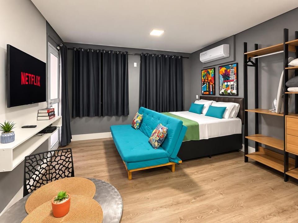 Bed, TV and multimedia, Living room, Photo of the whole room, Seating area, Bedroom