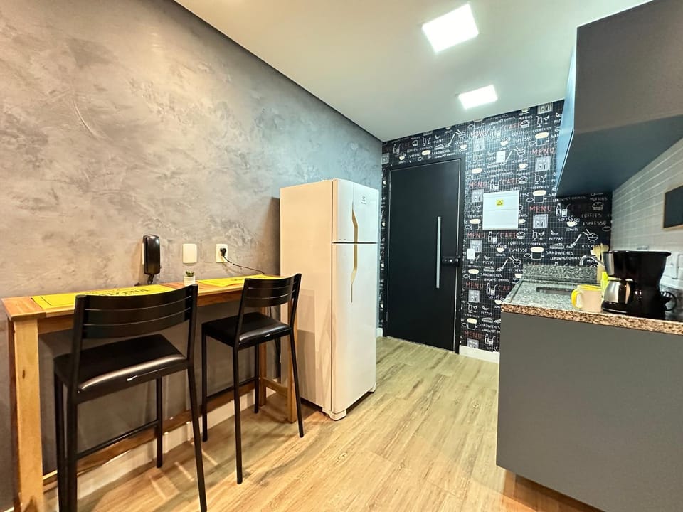 Coffee/tea facilities, Kitchen or kitchenette, Dining area, stove