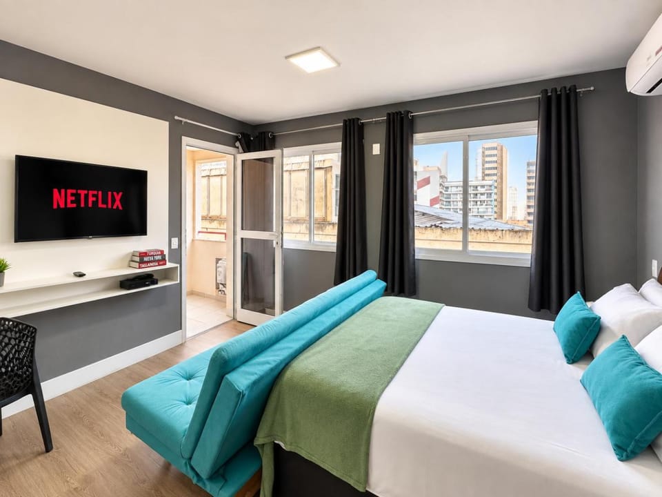 Bed, TV and multimedia, Photo of the whole room, Bedroom