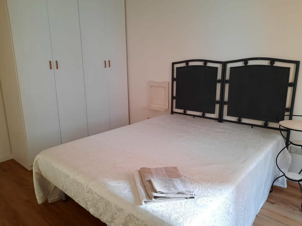 Bedroom, wardrobe