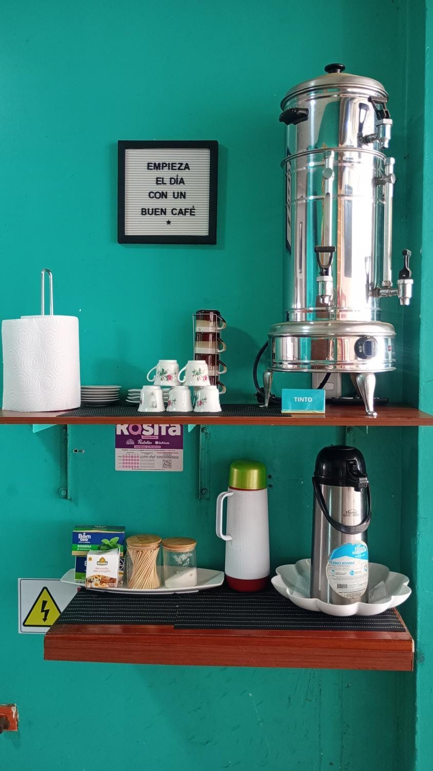 Coffee/tea facilities, Food and drinks