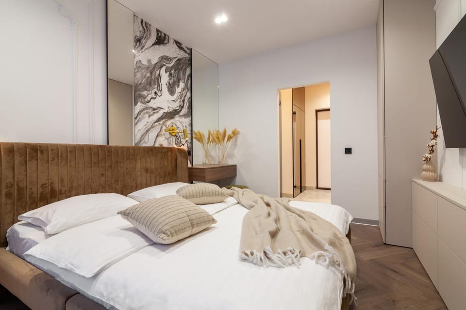 Bed, TV and multimedia, Photo of the whole room, Bedroom, towels
