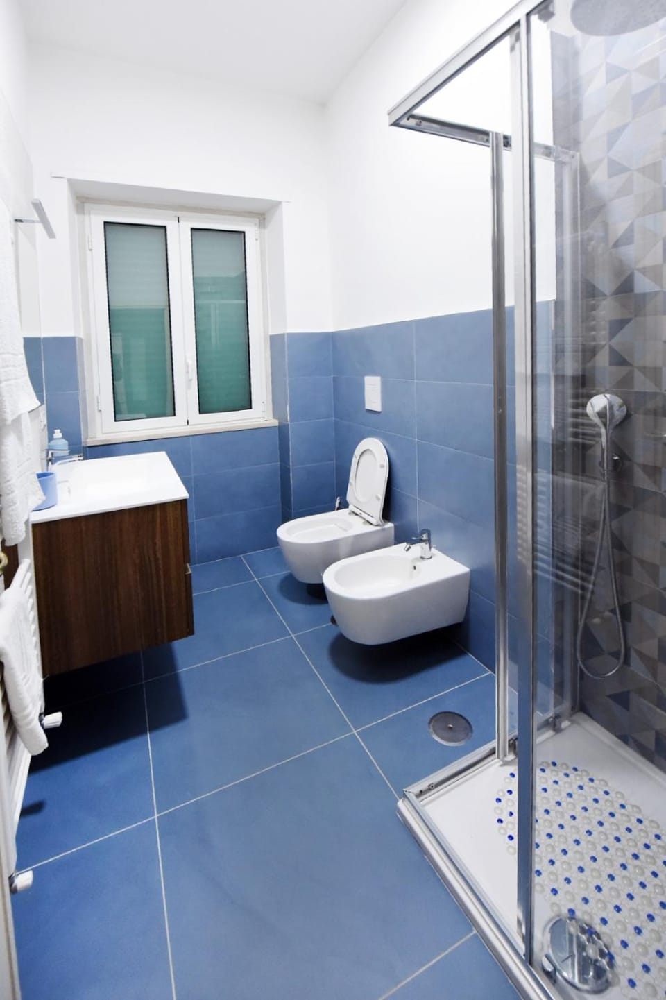 Shower, Toilet, Bathroom, bidet, towels