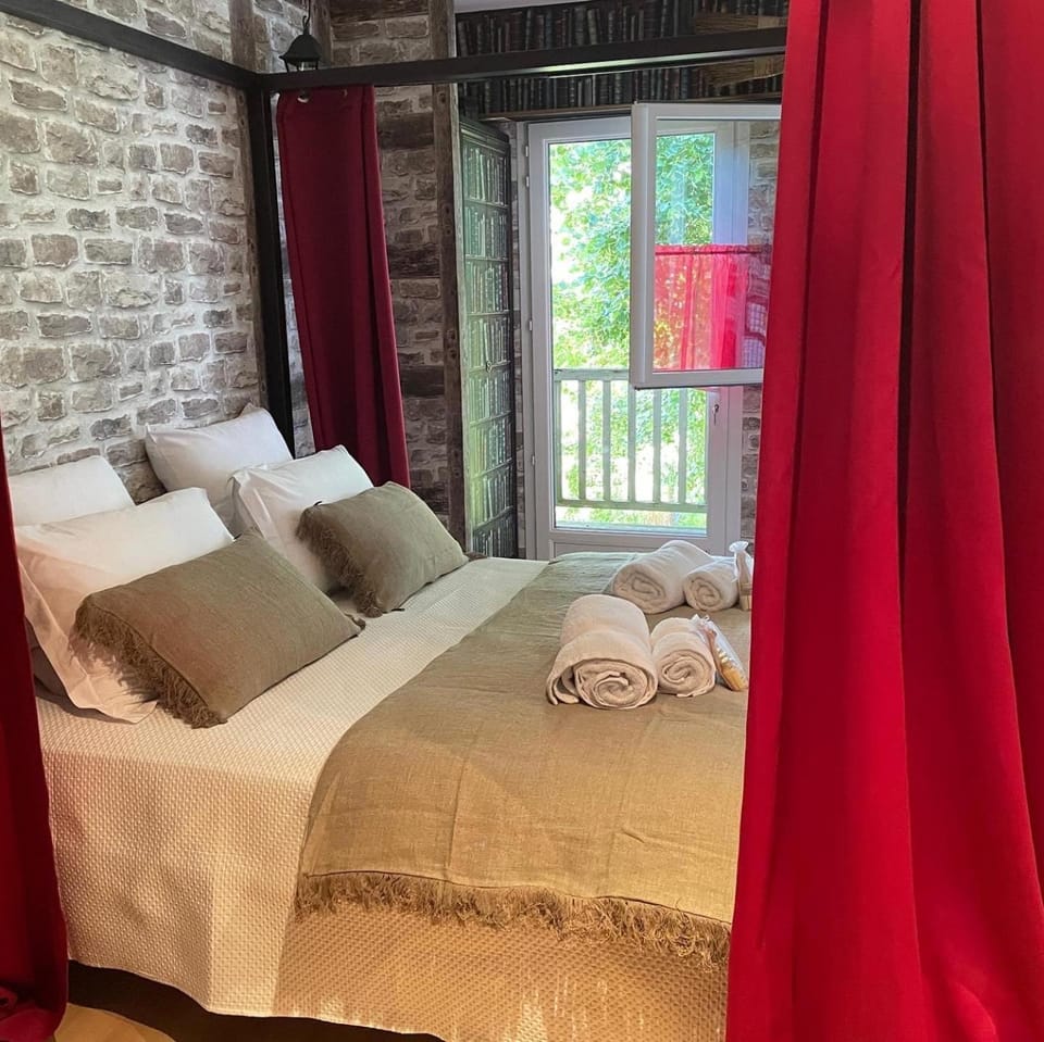 Le Maine N 5 - FLÉAC ANGOULEME - Suite Harry Potter Bed and Breakfast in Nouvelle-Aquitaine