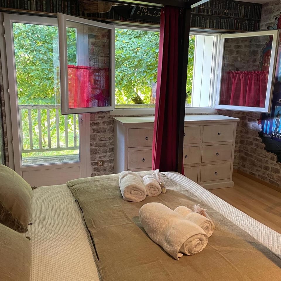 Le Maine N 5 - FLÉAC ANGOULEME - Suite Harry Potter Bed and Breakfast in Nouvelle-Aquitaine