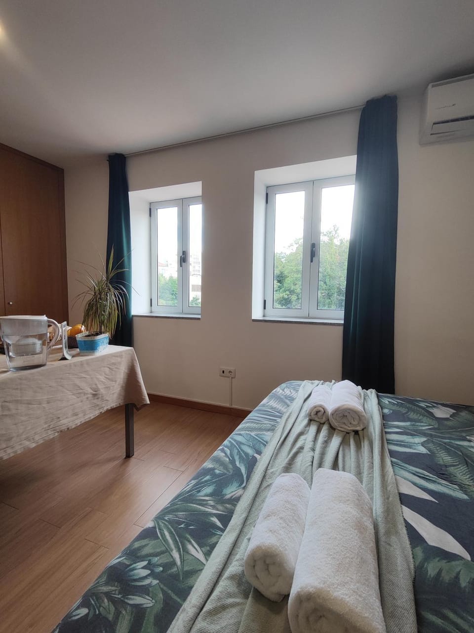 Bed, Photo of the whole room, Bedroom, towels