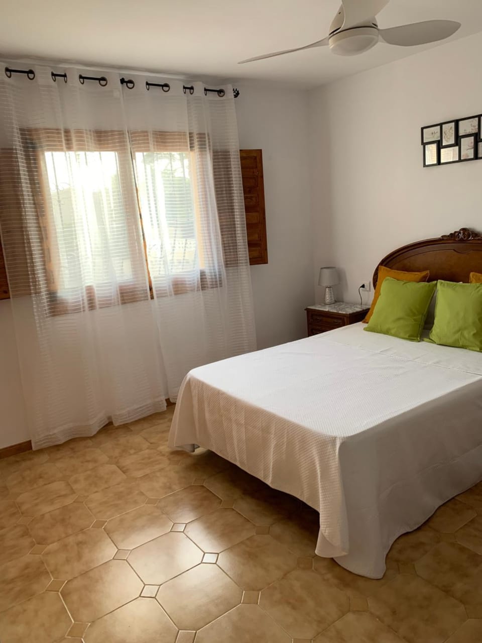 Bed, Photo of the whole room, Bedroom, fireplace, wardrobe