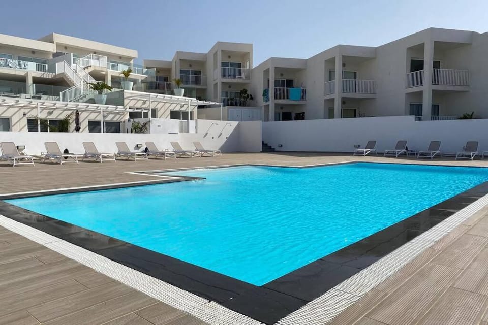 Property building, Swimming pool, sunbed