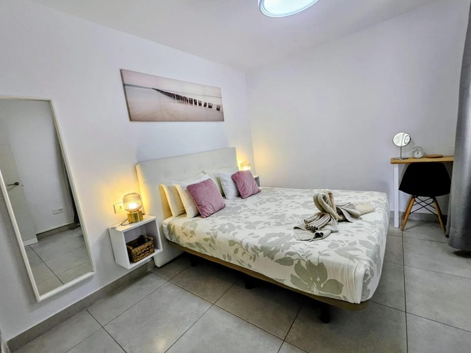 Bed, Bedroom, flat iron, safe, towels