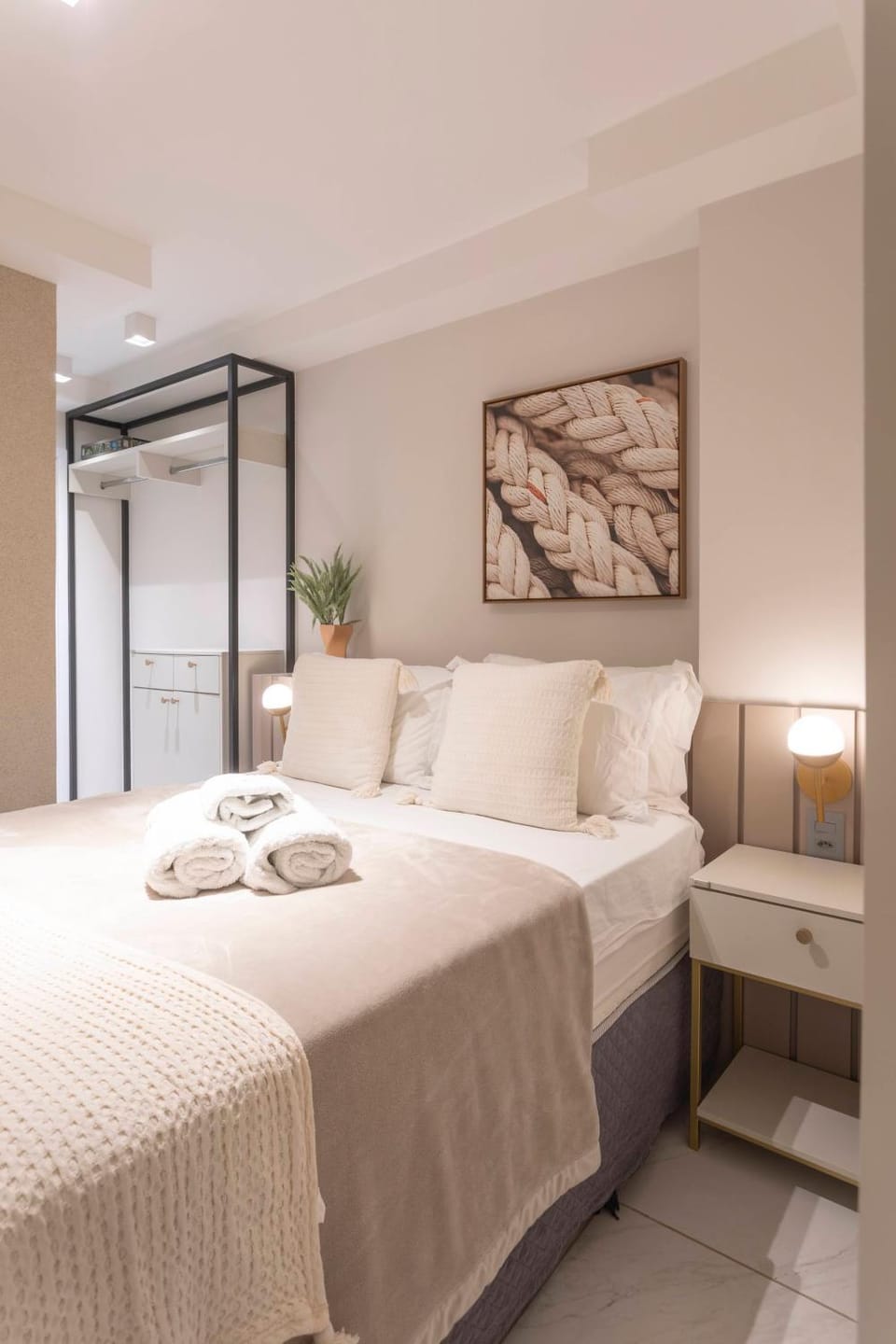 Decorative detail, Bedroom, pet friendly, towels, air conditioner