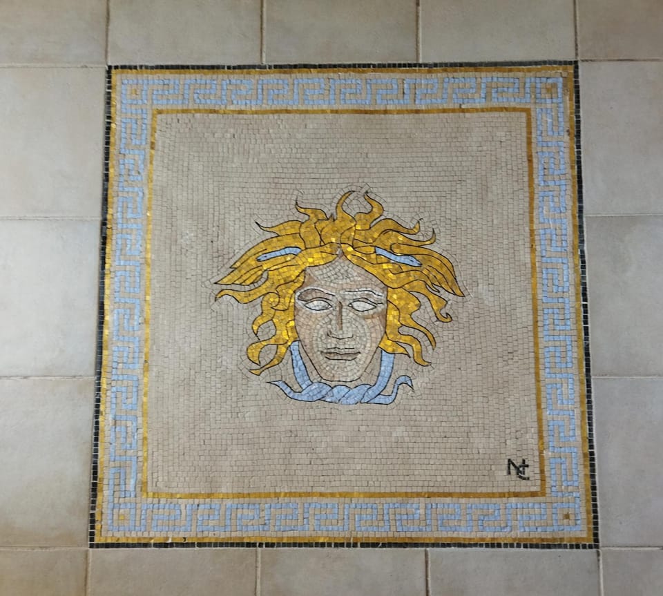 Μονοκατοικία με κήπο στη θάλασσα. Apartment in Euboea