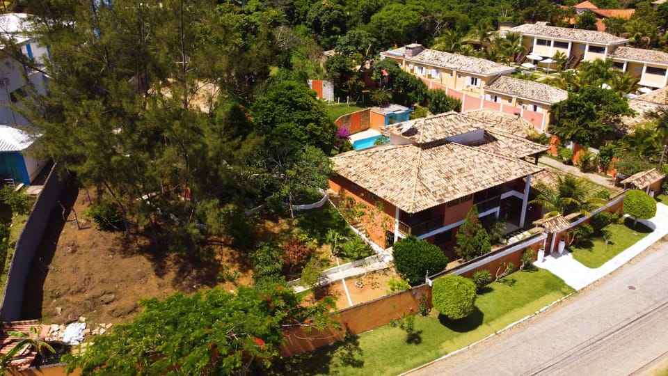 Belíssima Casa com extensa área externa - piscina, sauna, churrasqueira e campo de futebol - com 5 suítes e a 500 metros da Rua das Pedras House in Armacao dos Buzios