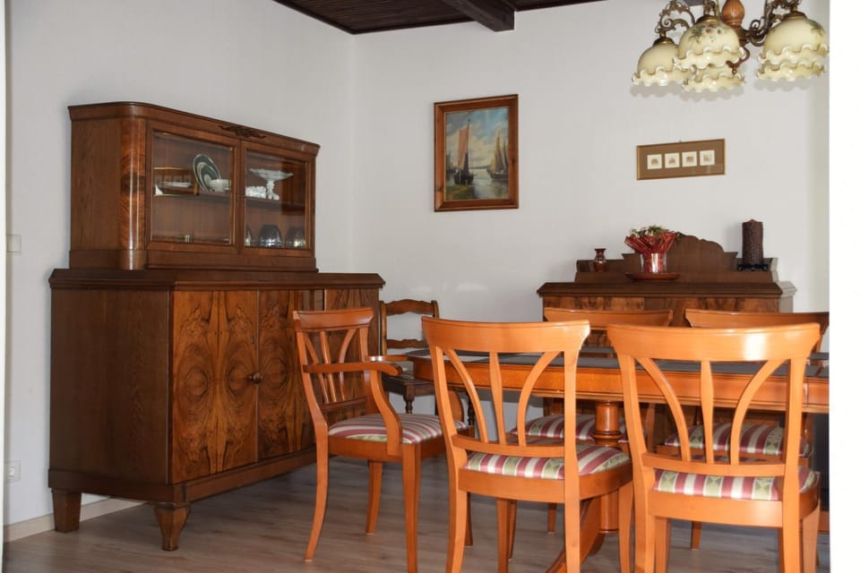 Dining area, Food