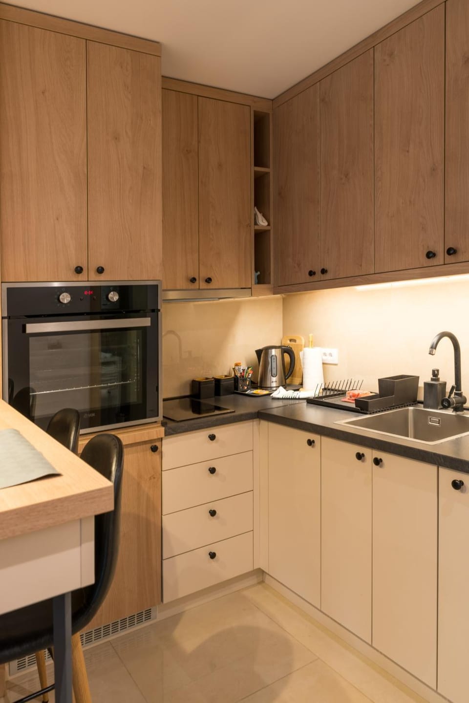 Coffee/tea facilities, Kitchen or kitchenette, stove