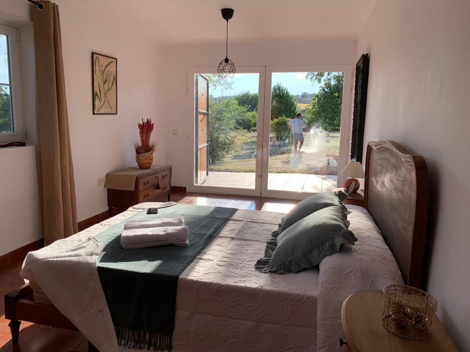 Bed, Living room, Photo of the whole room, Bedroom