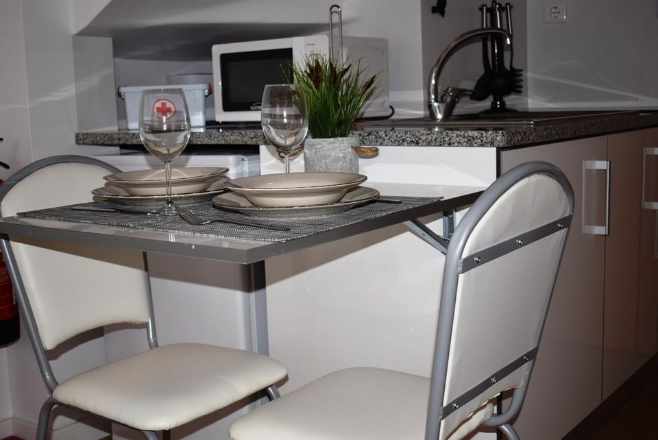Kitchen or kitchenette, Dining area
