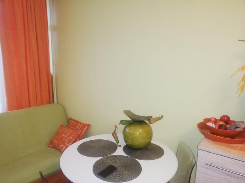 Living room, Food and drinks, Seating area, Dining area, Food