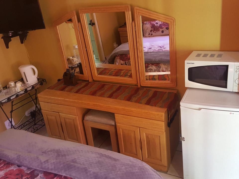 Bed, TV and multimedia, Bedroom, minibar