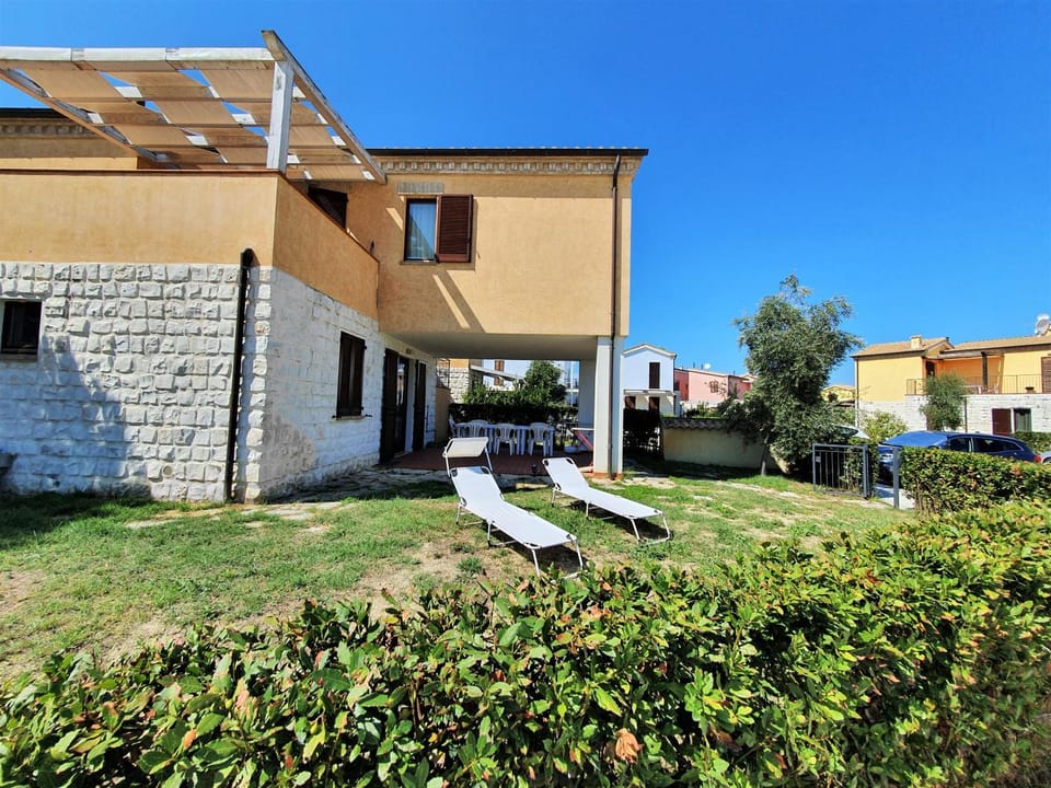 Property building, Facade/entrance, Garden