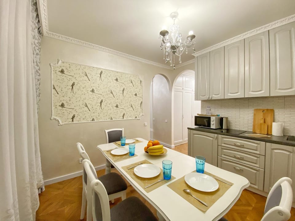 Kitchen or kitchenette, Dining area