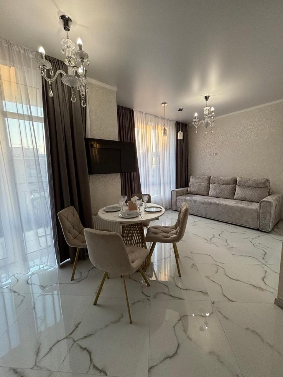 TV and multimedia, Living room, Seating area, Dining area