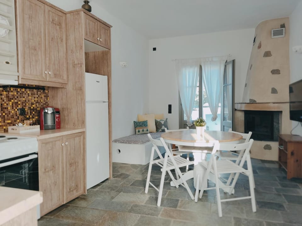 Kitchen or kitchenette, Living room, Seating area, pet friendly, stove