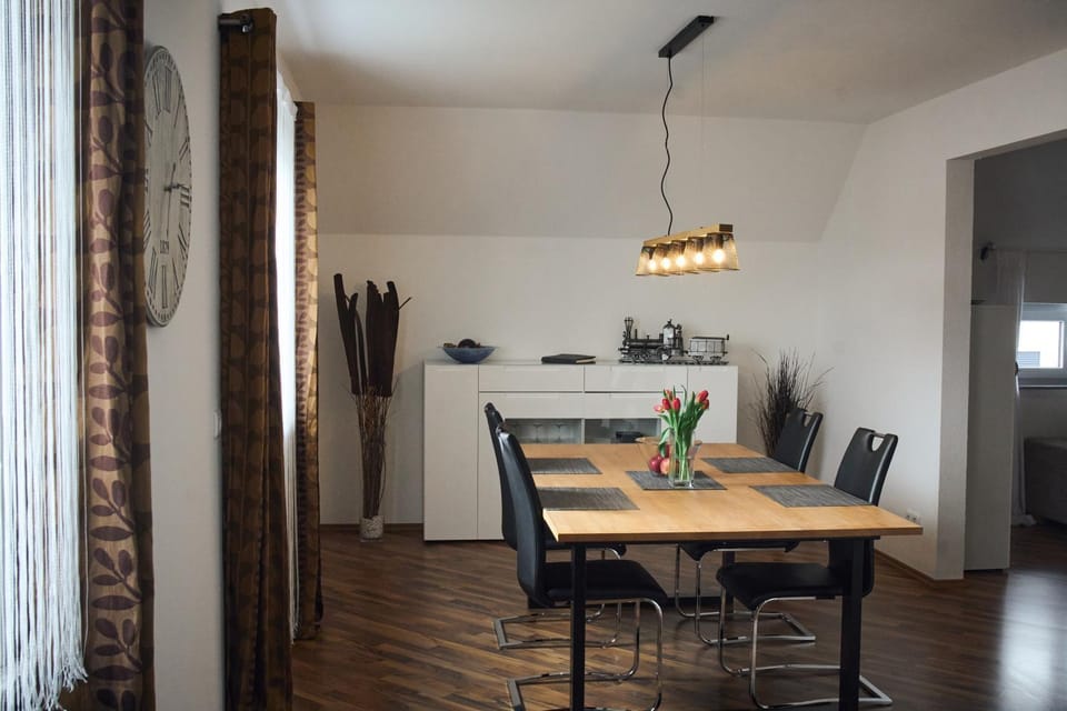 Kitchen or kitchenette, Seating area, Dining area