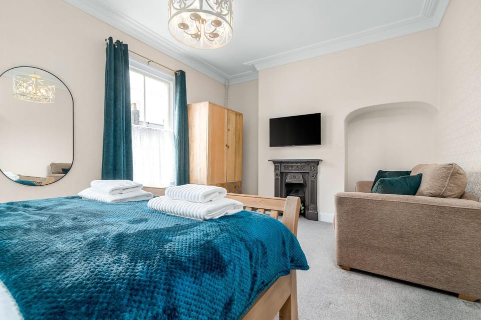 Bed, TV and multimedia, Bedroom