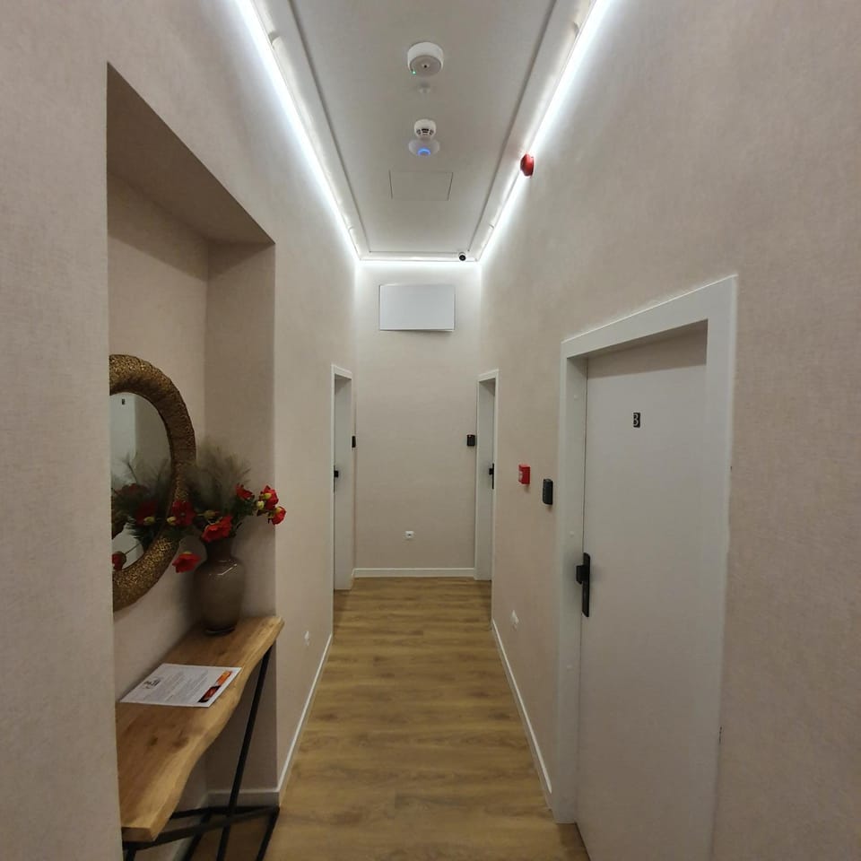 Facade/entrance, Decorative detail, Floor plan, internet
