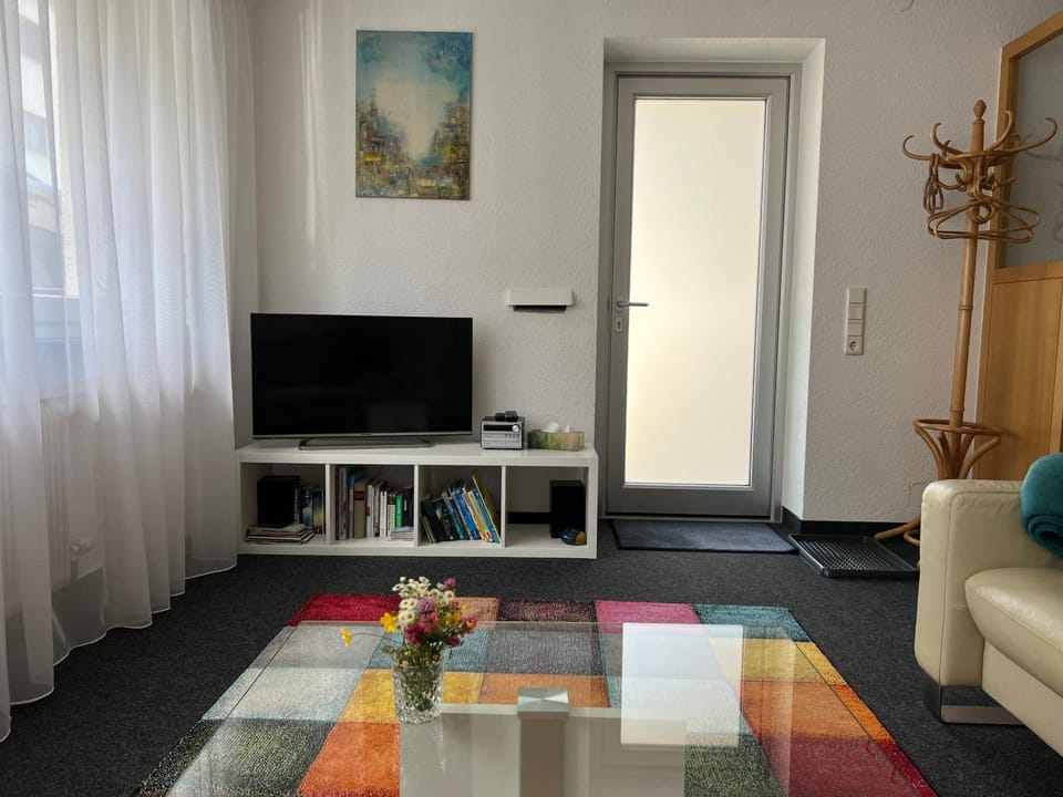 Communal lounge/ TV room, TV and multimedia, Living room, Seating area, Evening entertainment