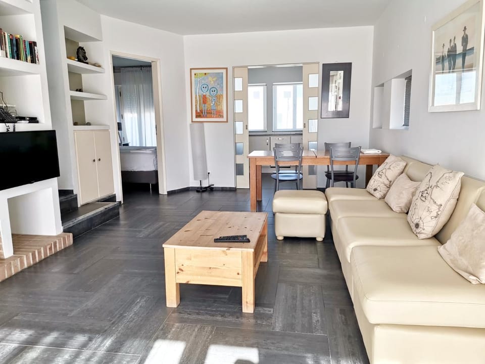 TV and multimedia, Living room, Dining area