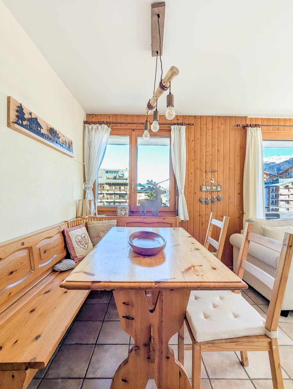 Seating area, Dining area