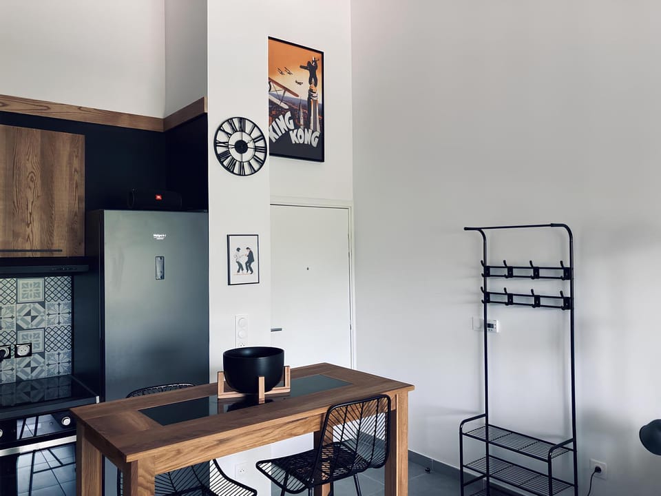 Kitchen or kitchenette, Dining area