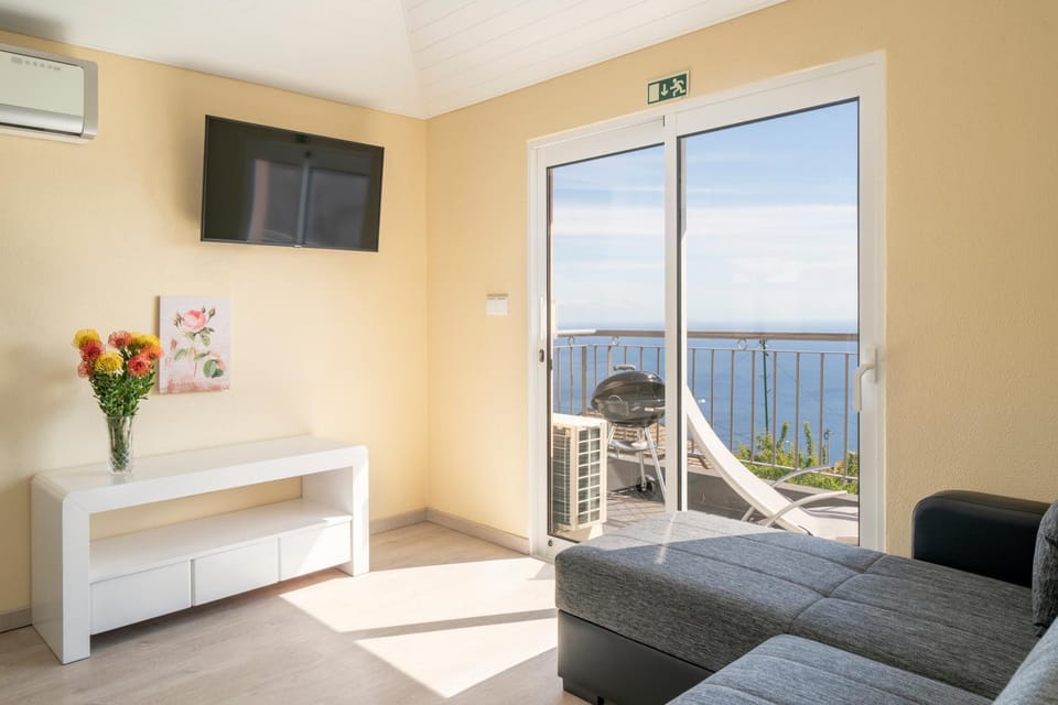 TV and multimedia, Living room, Seating area, Sea view