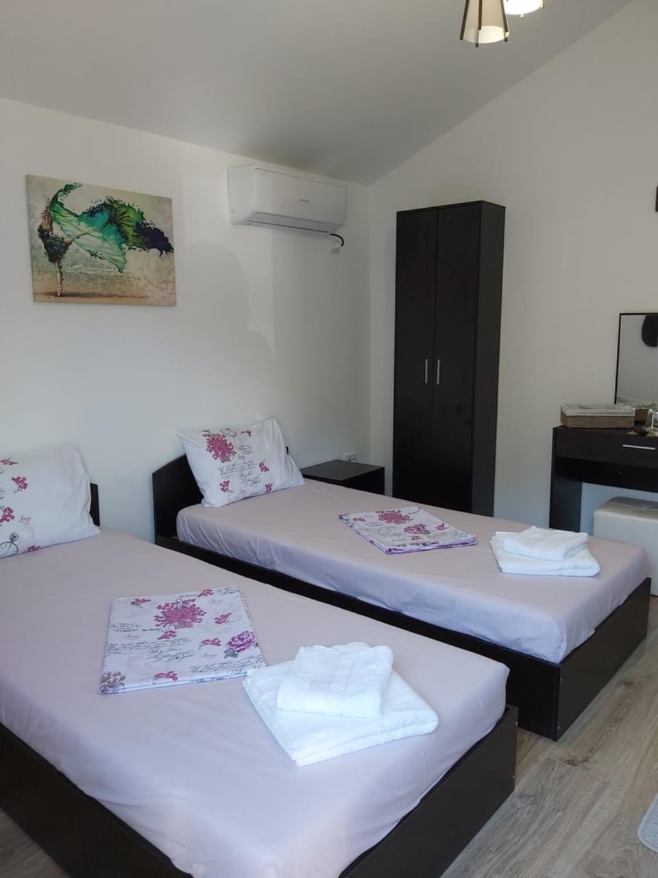 Bed, Photo of the whole room, towels, air conditioner