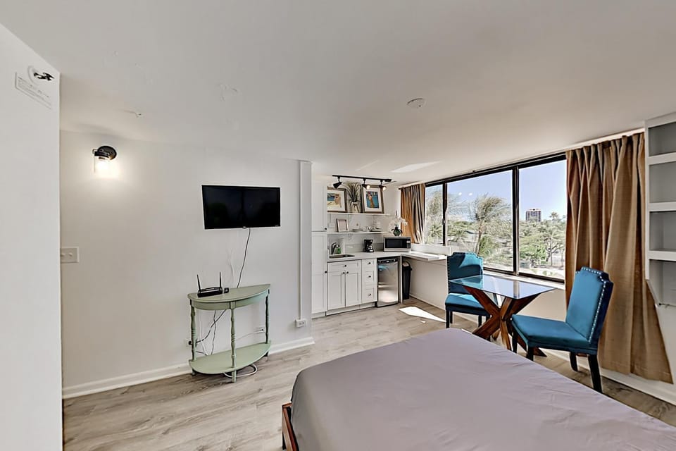 Upbeat Hawaiian Monarch Studio Apartment in McCully-Moiliili