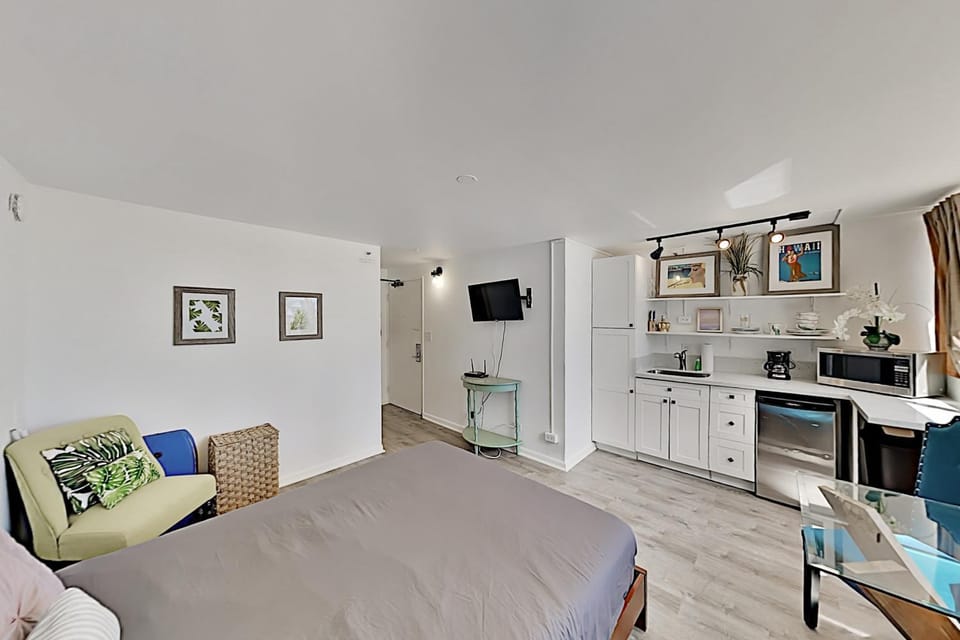 Upbeat Hawaiian Monarch Studio Apartment in McCully-Moiliili