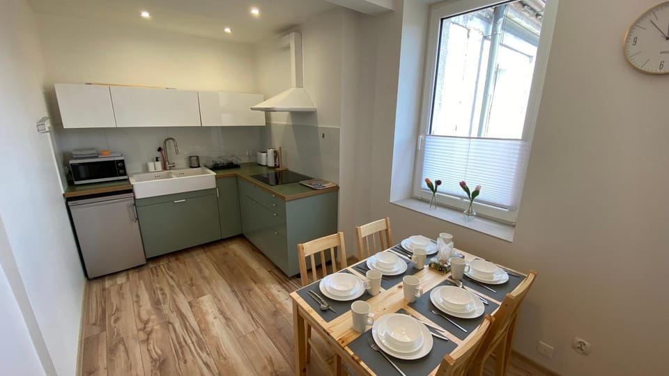 Kitchen or kitchenette, Dining area