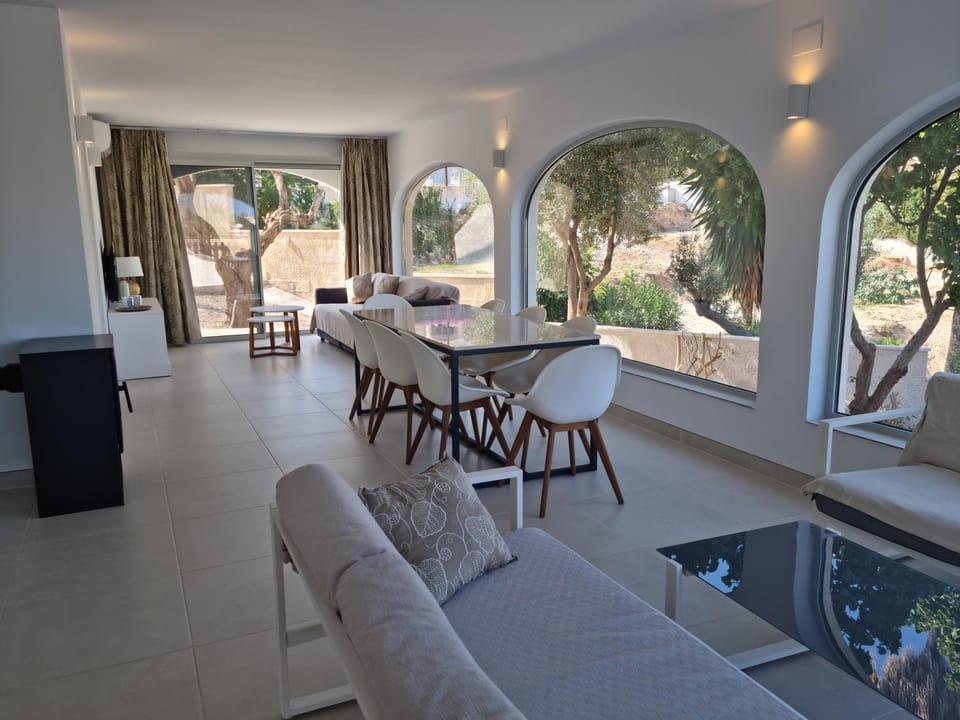 Living room, Seating area, Dining area
