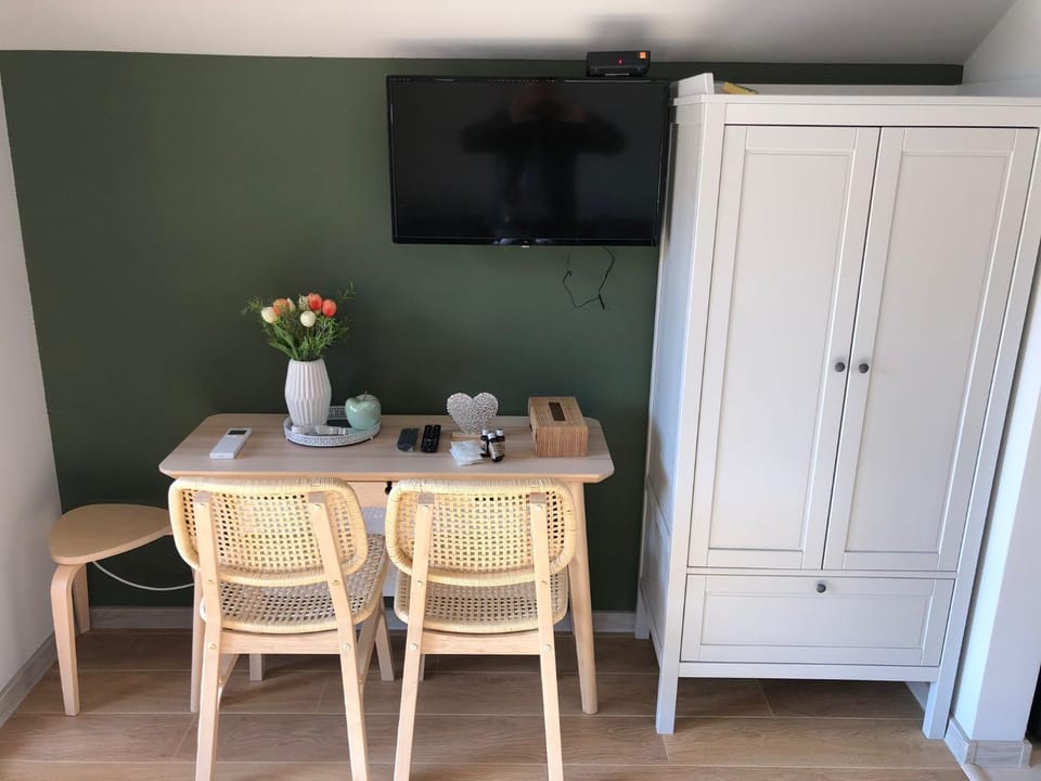 TV and multimedia, Dining area, wardrobe