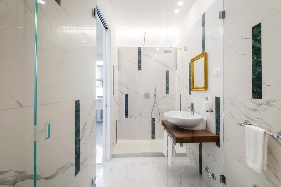 Shower, Toilet, Bathroom, towels