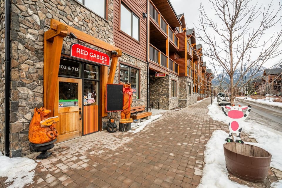 Spring Creek Penthouse by Canadian Rockies Vacation Rentals Apartment in Canmore