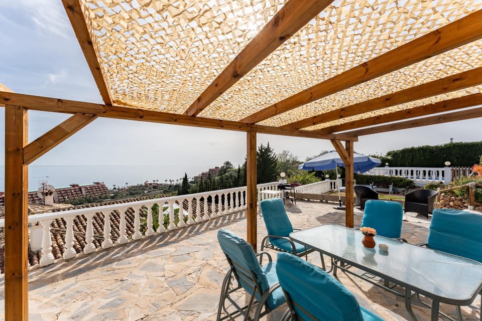 Property building, Balcony/Terrace, Living room